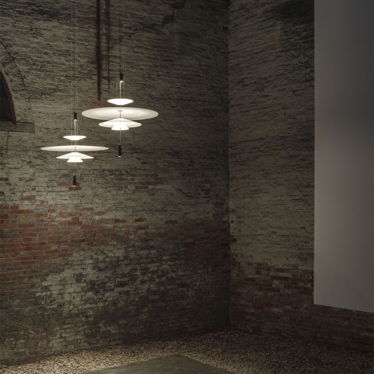 Lumière, mer et mémoire : Vibia sublime l’architecture de la Biennale de Venise en illuminant les Tese delle Vergini