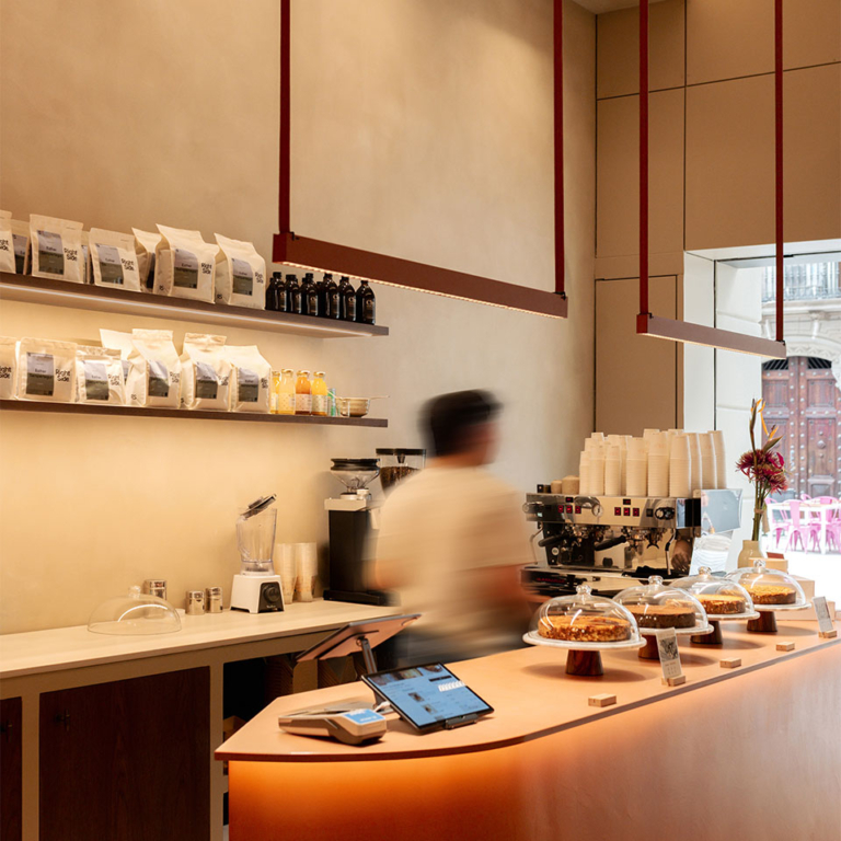 Cuando la luz acompaña el sabor: Plusminus y Skan en Chica Cheesecake Café