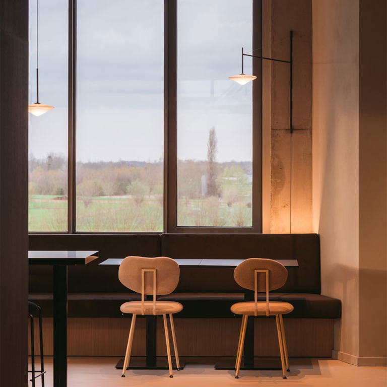 Design, luce e benessere nella caffetteria di un centro business in Belgio