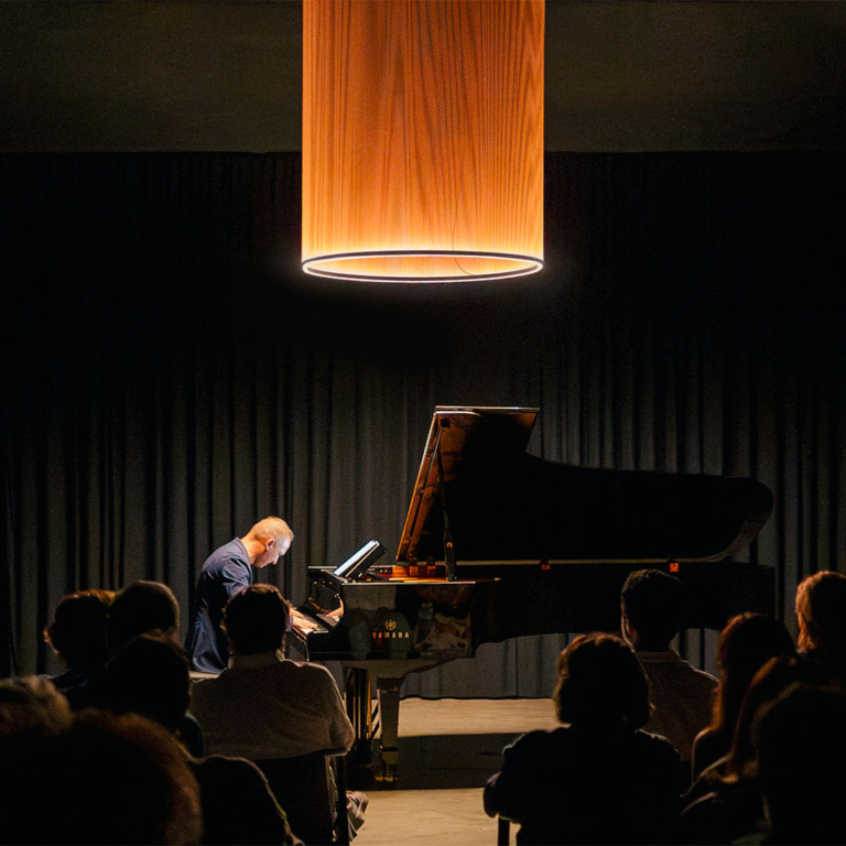 Licht als emotionale Sprache begleitet den Pianisten Hugo Oliveira