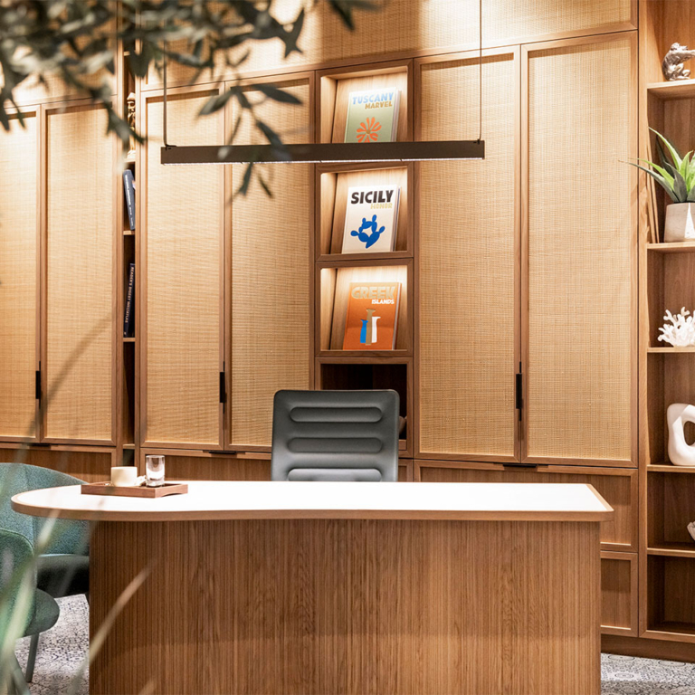 Plusminus accompanies the journey and brings warmth to a travel agency conceived as a boutique hotel